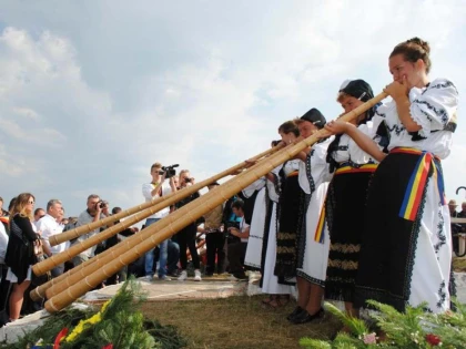 ARADUL, PREZENT ȘI ÎN ACEST AN LA TÂRGUL DE FETE DE PE MUNTELE GĂINA
