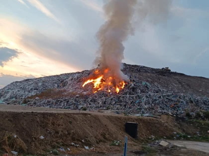 Arde groapa de gunoi a Aradului
