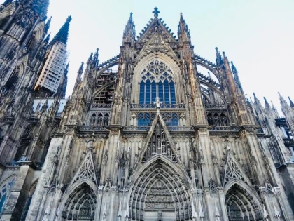 Arhiepiscopia din Koln, condamnată la plata a 300.000 de euro despăgubiri unui bărbat abuzat de un preot