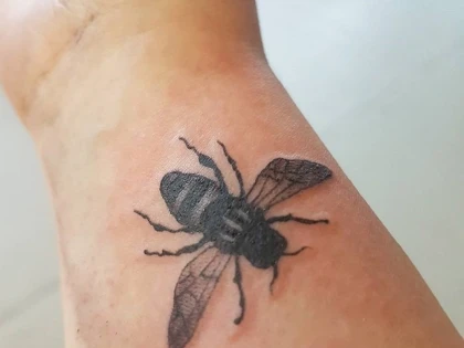 Ariana Grande și staff-ul ei și-au tatuat ”Albina din Manchester”