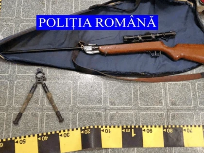 Armă de tir sportiv neautorizată, găsită la o femeie din Lipova