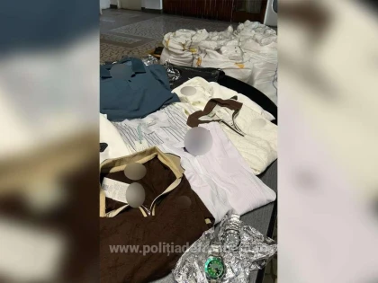 Articole vestimentare, accesorii şi suplimente alimentare contrafăcute, descoperite de poliţiştii de frontieră la Nădlac