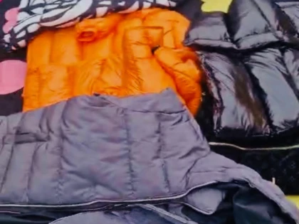 Articole vestimentare contrafăcute, confiscate de jandarmi în Piața Obor din Arad