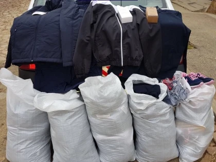 Articole vestimentare contrafăcute, depistate de polițiști la Săvârșin