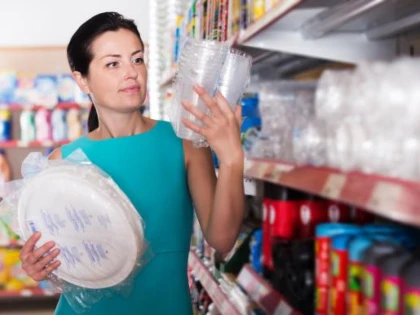 Articolele de unică folosință din plastic dispar din supermarketuri