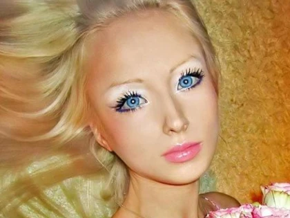 ASA REALIZEZI MACHIAJUL DE PAPUSA BARBIE