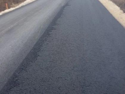 Asfalt pe cel mai degradat drum din județ: Târnova – Tauț