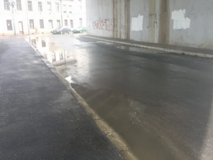 Asfaltările prost făcute, pe străzile Aradului, date de gol de ploaie (FOTO)