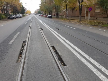 Asfaltul de pe Voinicilor cedează, la două luni după încheierea lucrărilor (FOTO)