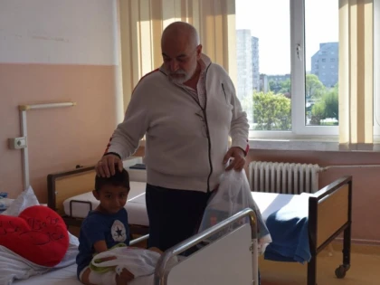 “Asociația pentru Reformă Civică și Democrație” a împărţit pachete în Spitalul Judeţean
