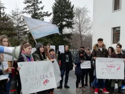 Asociațiile de elevi protestează în fața Guvernului, după ce li s-au tăiat gratuitățile