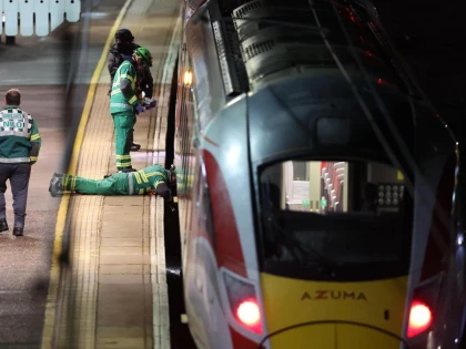 Atac cu cuțitul într-un tren din Marea Britanie: 10 persoane rănite, 9 în stare critică