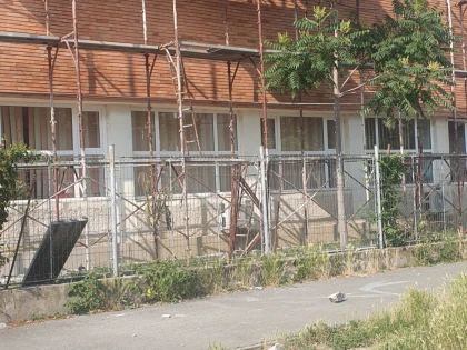 Atenție, cad pietre! Lucrări ce pun în pericol integritatea trecătorilor la Școala Gimnazială Caius Iacob