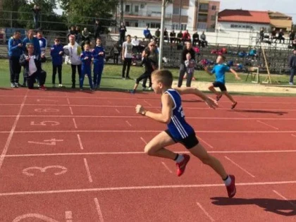 Atleți de la cluburi din România și Ungaria se întrec în weekend, pe stadionul Gloria din Arad