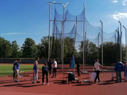 Atleţii arădeni s-au numărat printre remarcaţii Cupei Ziridava la aruncări (FOTO)