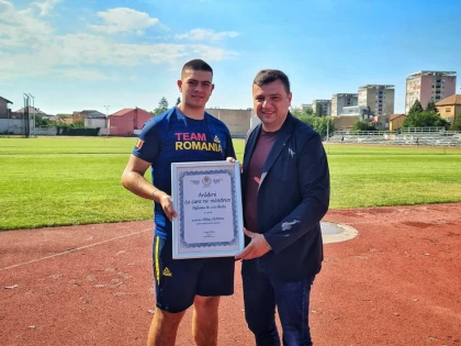 Atletul Mihai Motorca a primit diploma „Arădeni cu care ne mândrim”