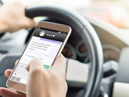 Au revenit în actualitate amenzile pentru utilizarea telefonului la volan și opririle neregulamentare