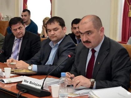 „Aura" lui Bolojan începe să apună: unul dintre cei mai buni miniștri îl acuză de incultură și ură față de cultură