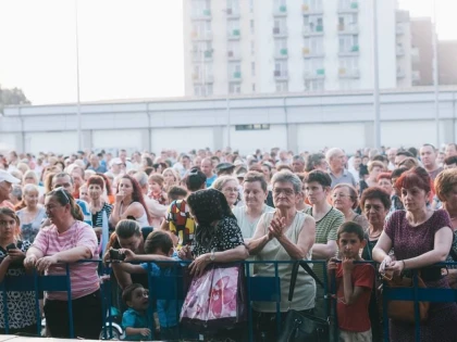 AUREL VLAICU, CARTIERUL FĂRĂ ZONE VERZI. ZILELE ARADULUI SE SĂRBĂTORESC ÎN „PARCUL“ KAUFLAND