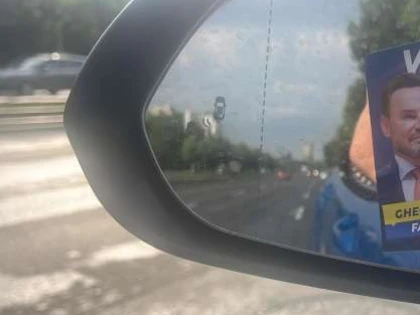 Autocolante cu Bibarț, lipite pe oglinzile mașinilor. Schimbarea e aproape, disperarea e tot mai mare