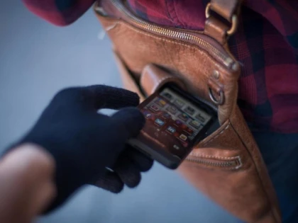 Autorii a două furturi de telefon mobil, identificați de polițiști   