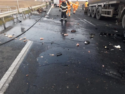 Autostrada Arad-Timișoara este blocată, din cauza unui accident. Cantităţi mari de bitum s-au scurs dintr-o autocisternă