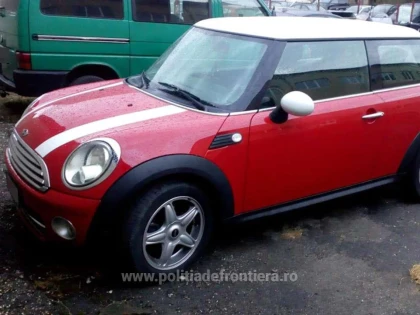 Autoturism căutat în Italia, descoperit de polițiștii de frontieră arădeni