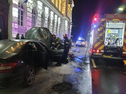 Autoturism cuprins de flăcări pe strada A.D. Xenopol din Arad