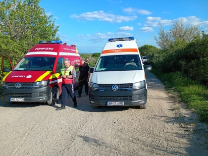 Autoturism ieșit în decor la Zăbrani. Cinci persoane au fost rănite și transportate la spital