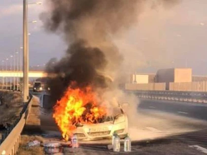 Autoturism în flăcări, pe autostrada Arad-Timișoara. Doi tineri au reușit să sară din mașină
