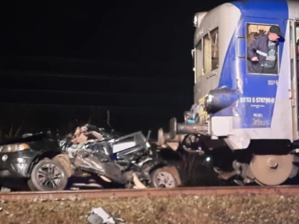 Autoturism lovit de tren în Ineu. Șoferul, o femeie, a decedat pe loc
