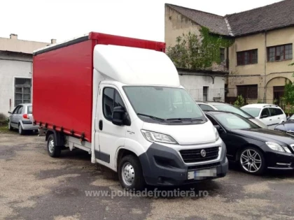 Autoutilitară căutată de autorităţile române, depistată în vama Nădlac