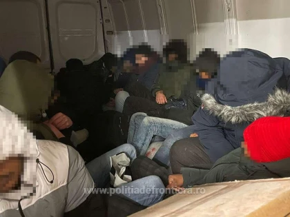 Autoutilitară plină cu refugiați, oprită la graniţa cu Ungaria