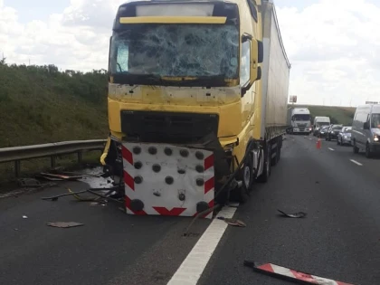 Autoutilitară zdrobită de un autotren pe autostrada A1. Un șofer a rămas încarcerat