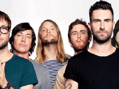 AVIONUL TRUPEI MAROON 5, LOVIT DE UN FULGER