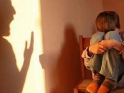 Băiat de 10 ani, băgat în spital de propria mamă după ce l-a bătut cu fierul de călcat