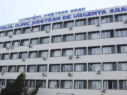 Băiatul rănit pe aeroport de o copertină ce a fost răsturnată de vânt, în stare gravă în spital