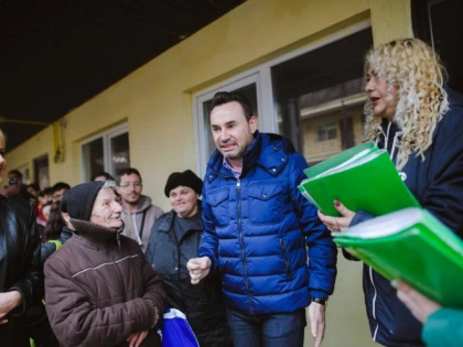 Baie de mulțime a lui Falcă, printre săracii de pe Tarafului. Poate mai uită lumea de conflictul de interese