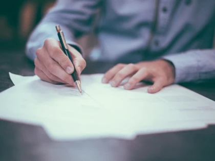 Bancă amendată de CNCD după ce a refuzat să deschidă un cont unui nevăzător