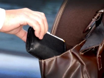 Bărbat de 29 de ani, prins după ce a furat din poșeta unei femei