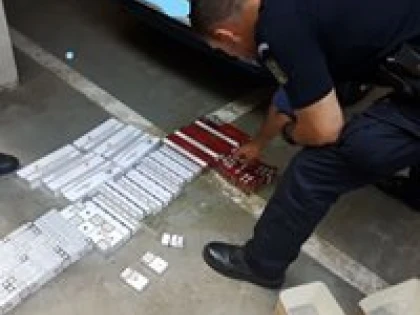 Bărbat de 34 de ani, prins cu țigări netimbrate în Piața Mihai Viteazul