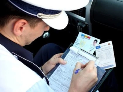 Bărbat de la Mocrea, prins la volan, fără permis și rupt de beat în Arad. S-a lovit de un gard și a lovit o mașină