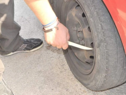 Bărbat din Arad, prins la un an după ce a înțepat toate anvelopele unei mașini