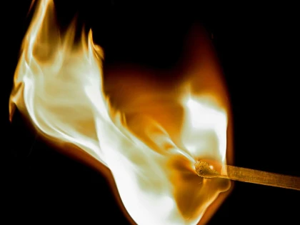 Bărbat din Cuvin, reținut după ce a încercat să incendieze un autoturism