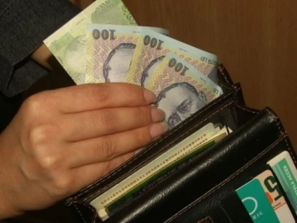 Bărbat din Iratoș, prins în timp ce fura un portmoneu dintr-o societate comercială