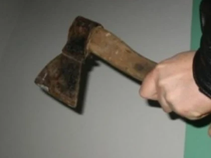 Bărbat din Pâncota, lovit cu toporul de hoțul care îi intrase în casă