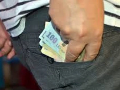 Bărbat din Secusigiu, prins după ce a furat peste 900 de lei dintr-un portofel