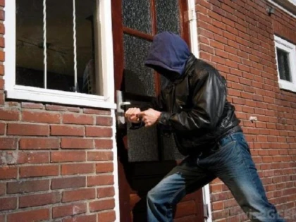 Bărbat din Secusigiu, prins în timp ce fura scule electrice și... mai multe sticle cu vin