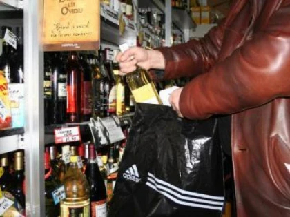 Bărbat din Vladimirescu, prins în timp ce fura dintr-un supermarket din Arad