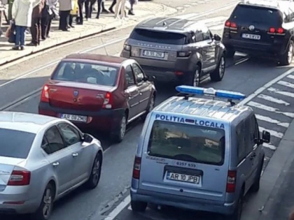 Bărbat lovit de maşină, în intersecţia de la Boul Roşu